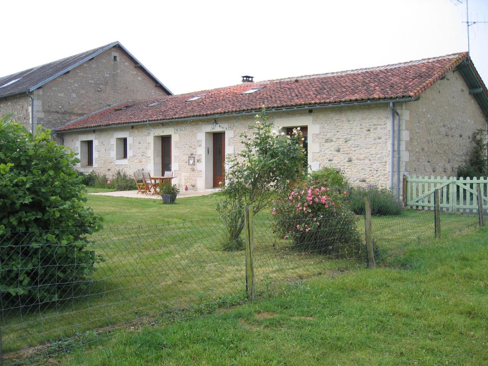 La Fermette Aux Lamas Savigny-Lévescault Exterior foto
