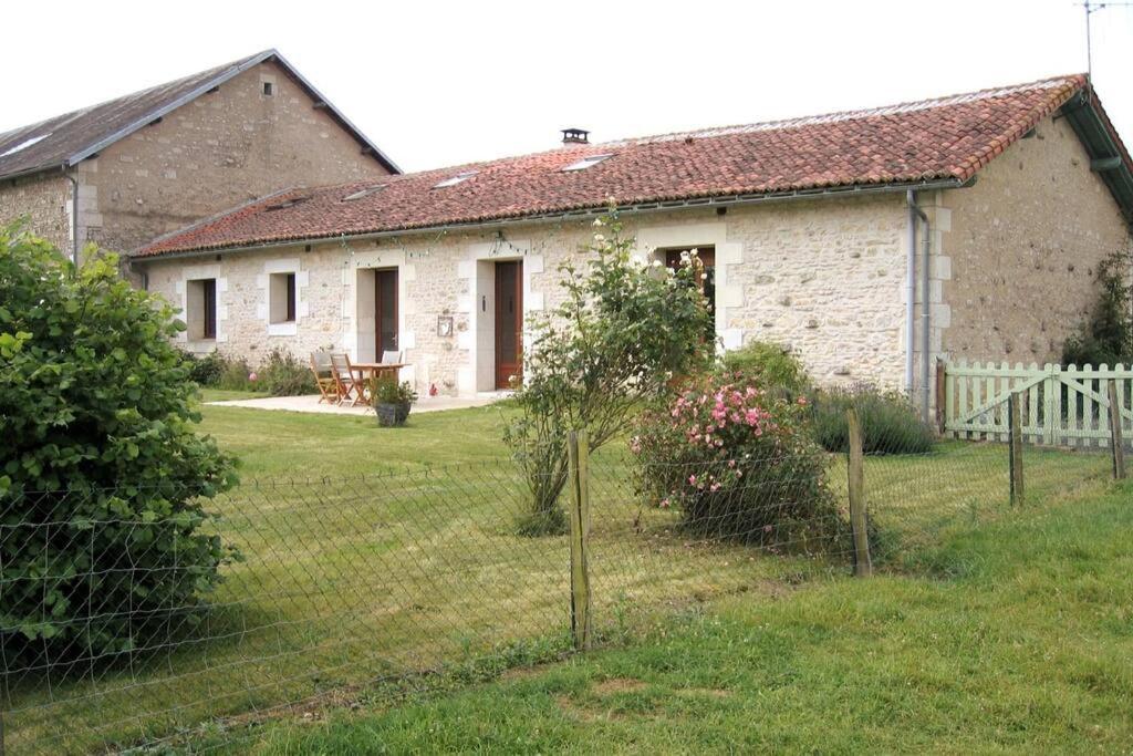 La Fermette Aux Lamas Savigny-Lévescault Exterior foto
