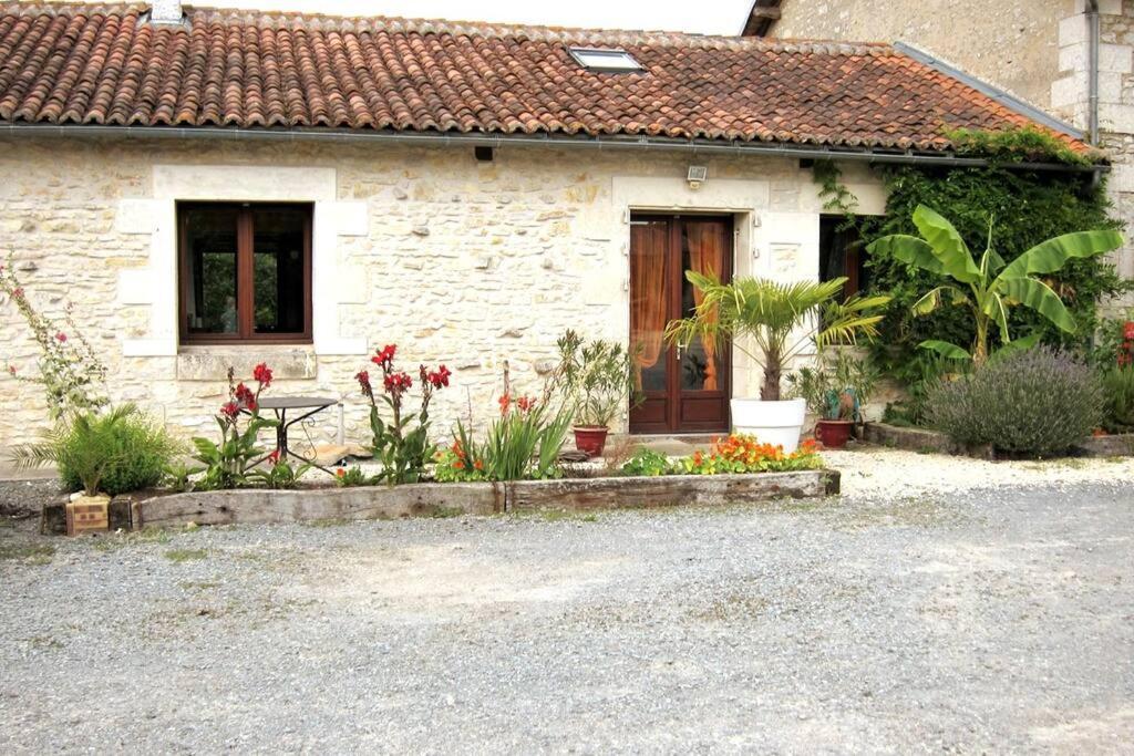 La Fermette Aux Lamas Savigny-Lévescault Exterior foto